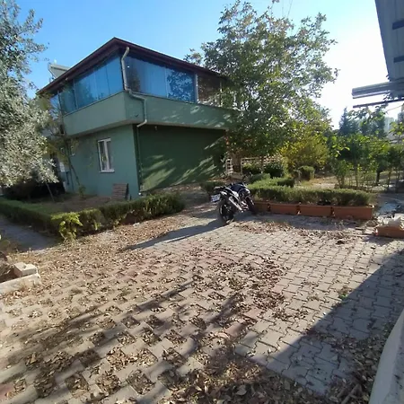 Bahceli, Rahat, Genis, Hesapli Apartamento